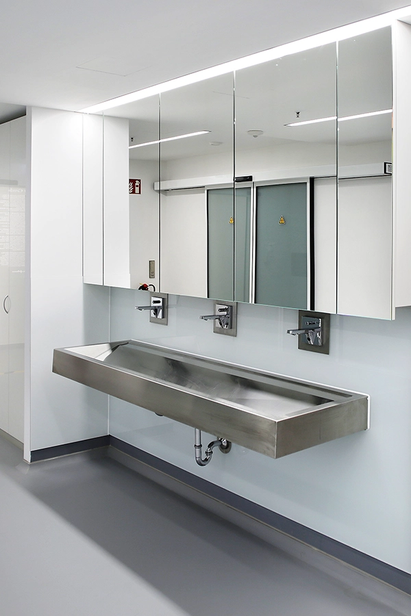 Großes Waschbecken im Labor