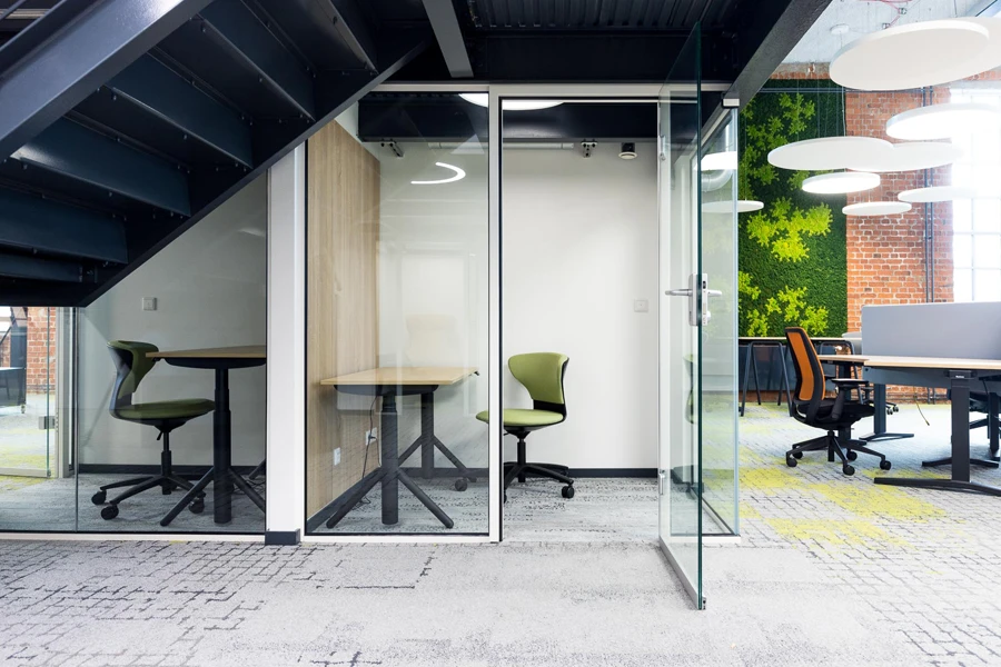 Großraumbüro mit Glaskasten für Einzelarbeitsplatz