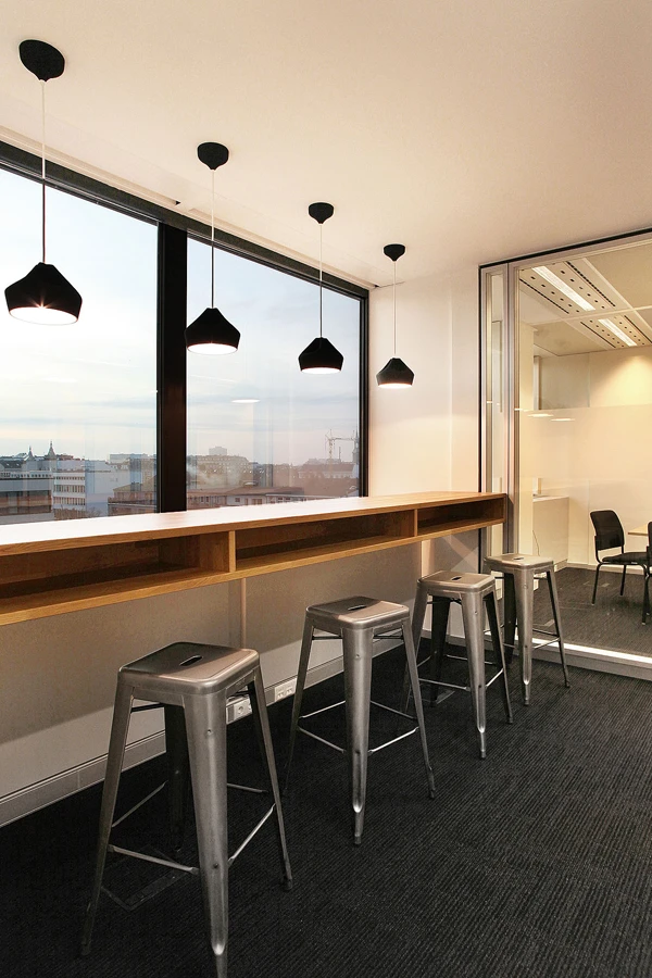 Eine Bar in einem Büro vor einem Fenster
