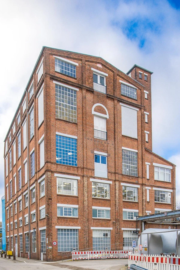 Altes Gebäude von außen mit Industriecharme