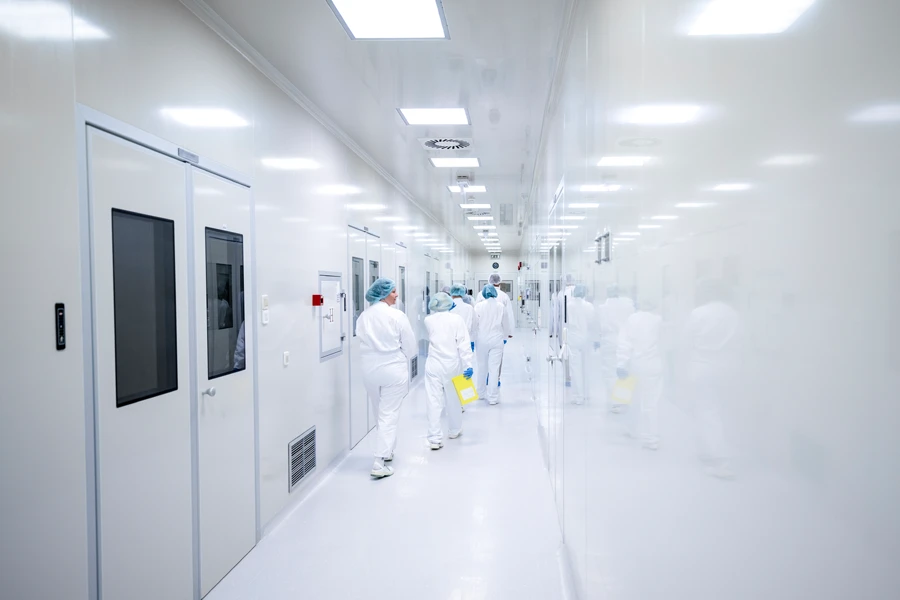 Flur eines Labors mit Menschen