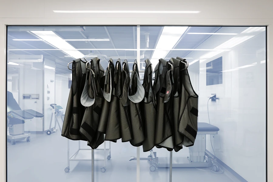 Ansicht Labor mit Schutzwesten