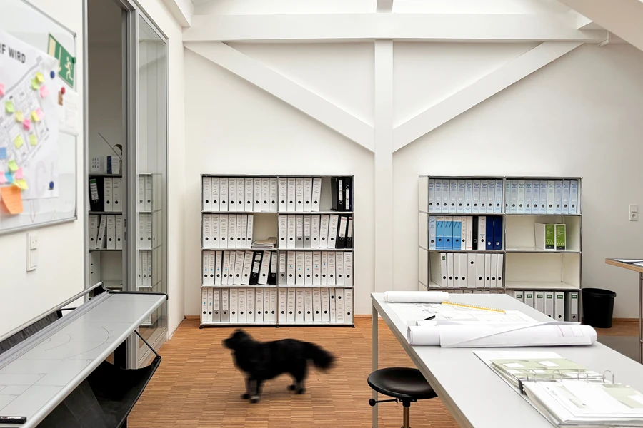 Büro Innenansicht mit Aktenordnern und Hund