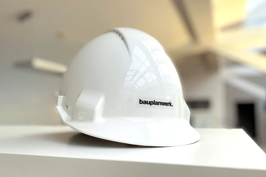 Weißer Helm mit Logo bauplanwerk